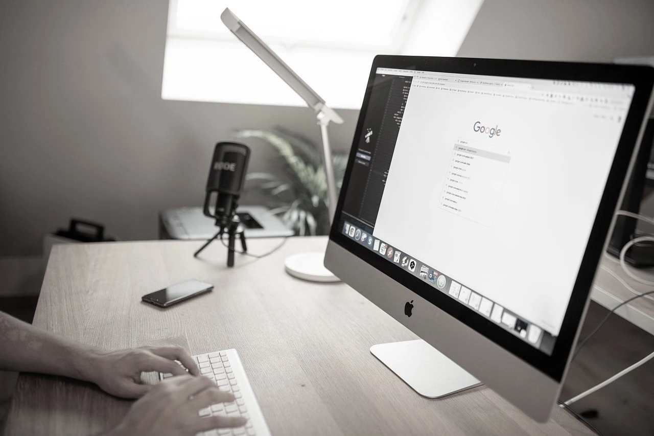 Personne tapent sur son clavier pour faire des recherche sur Google