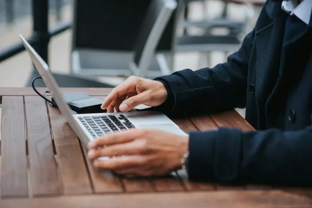 Personne qui fait l'audit d'un site internet pour trouver les erreurs à optimiser